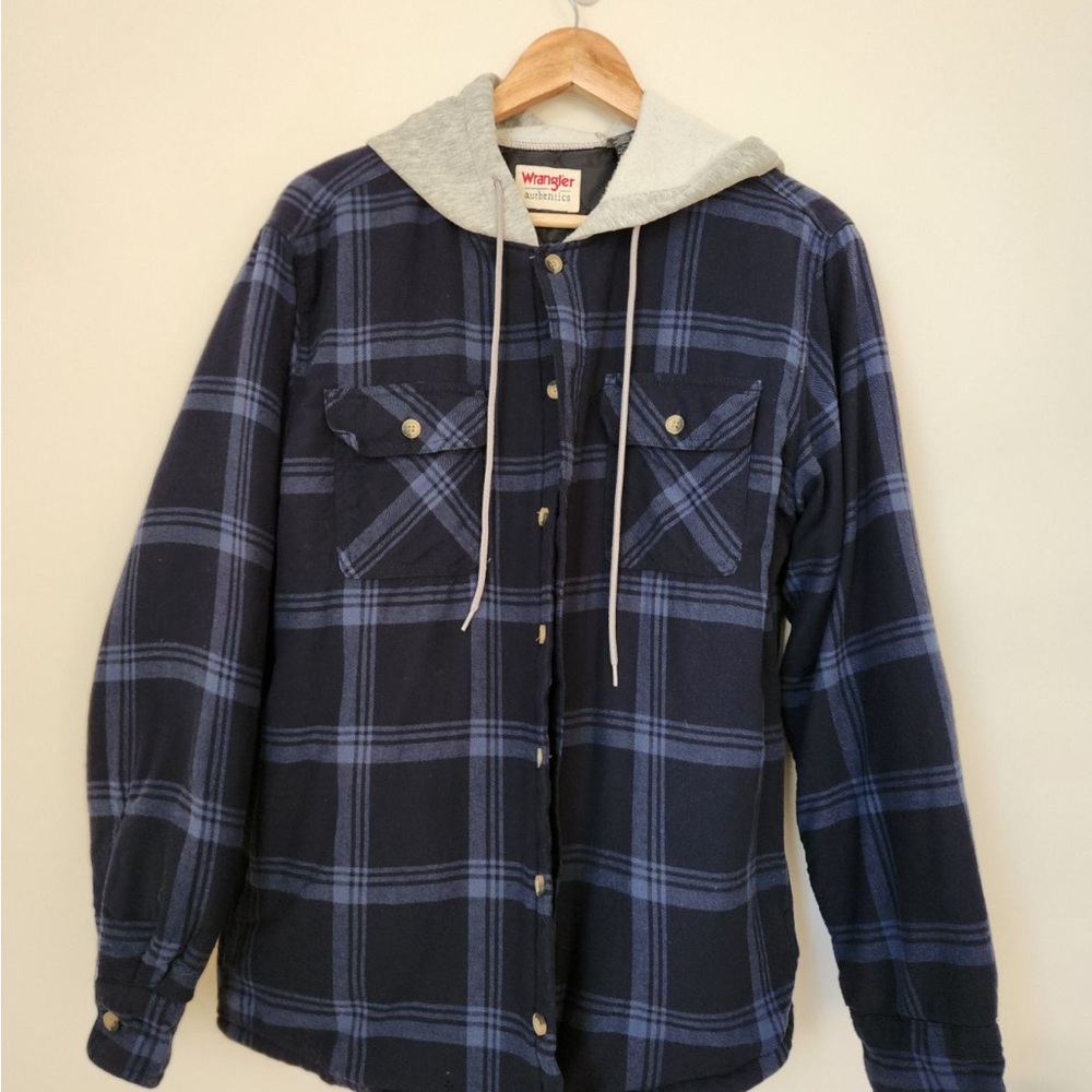 : "Stylish Wrangler Authentic Plaid Buttoned Hoodie for Men - Size M